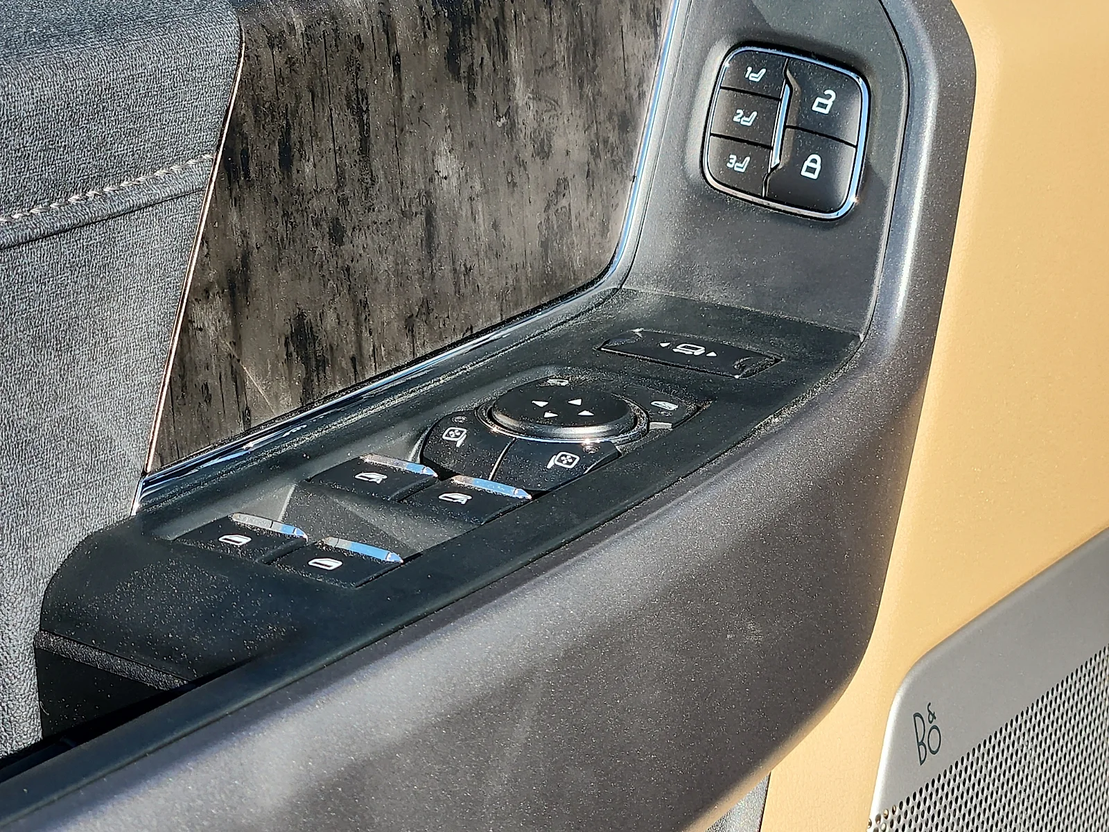 New 2026 Carbonized Gray Metallic Ford Lariat image 15