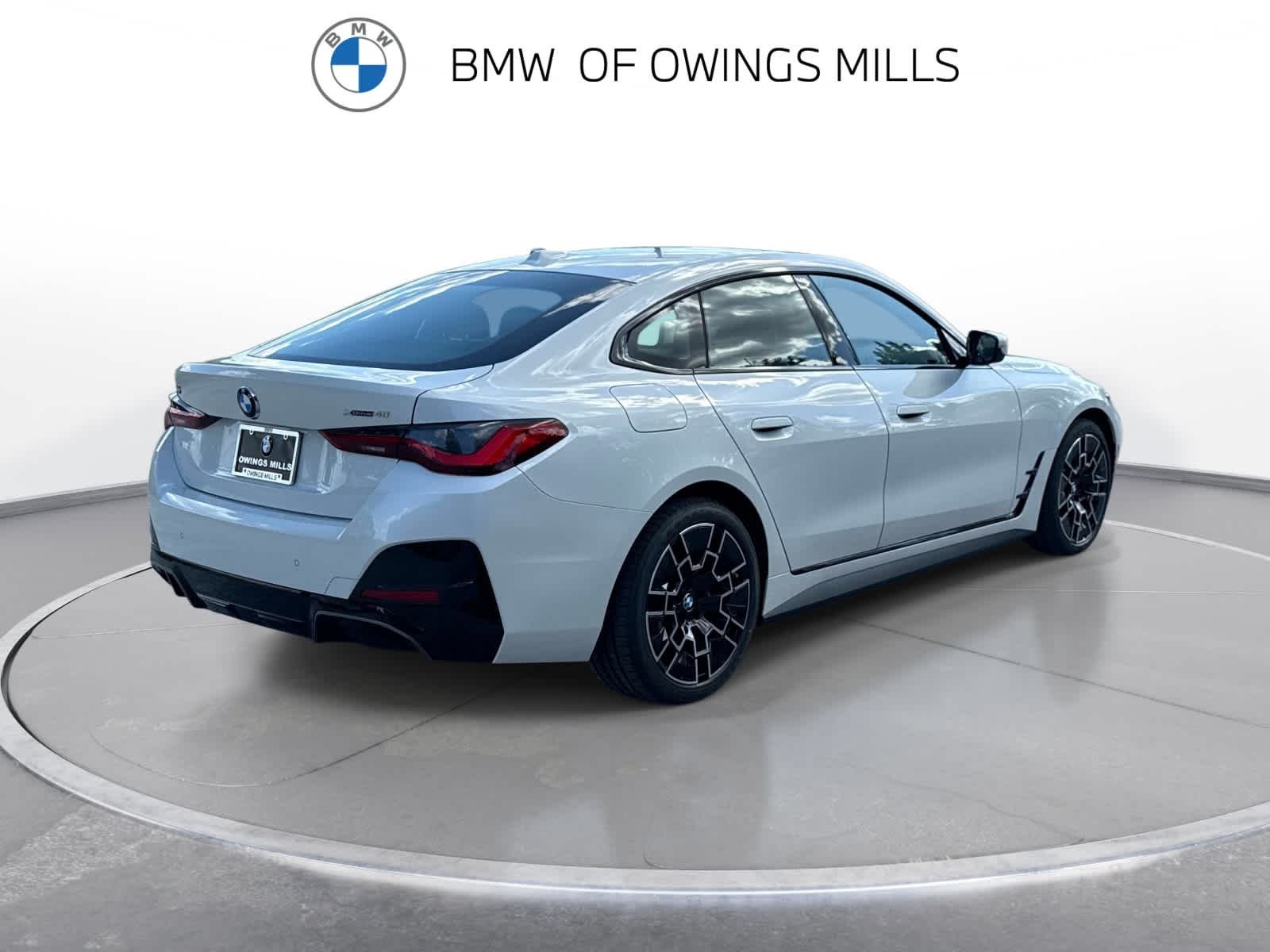 New 2026 Mineral White Metallic BMW xDrive40 image 9