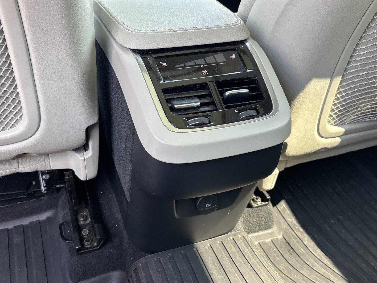 Used 2021 Crystal White Metallic Volvo Momentum image 34