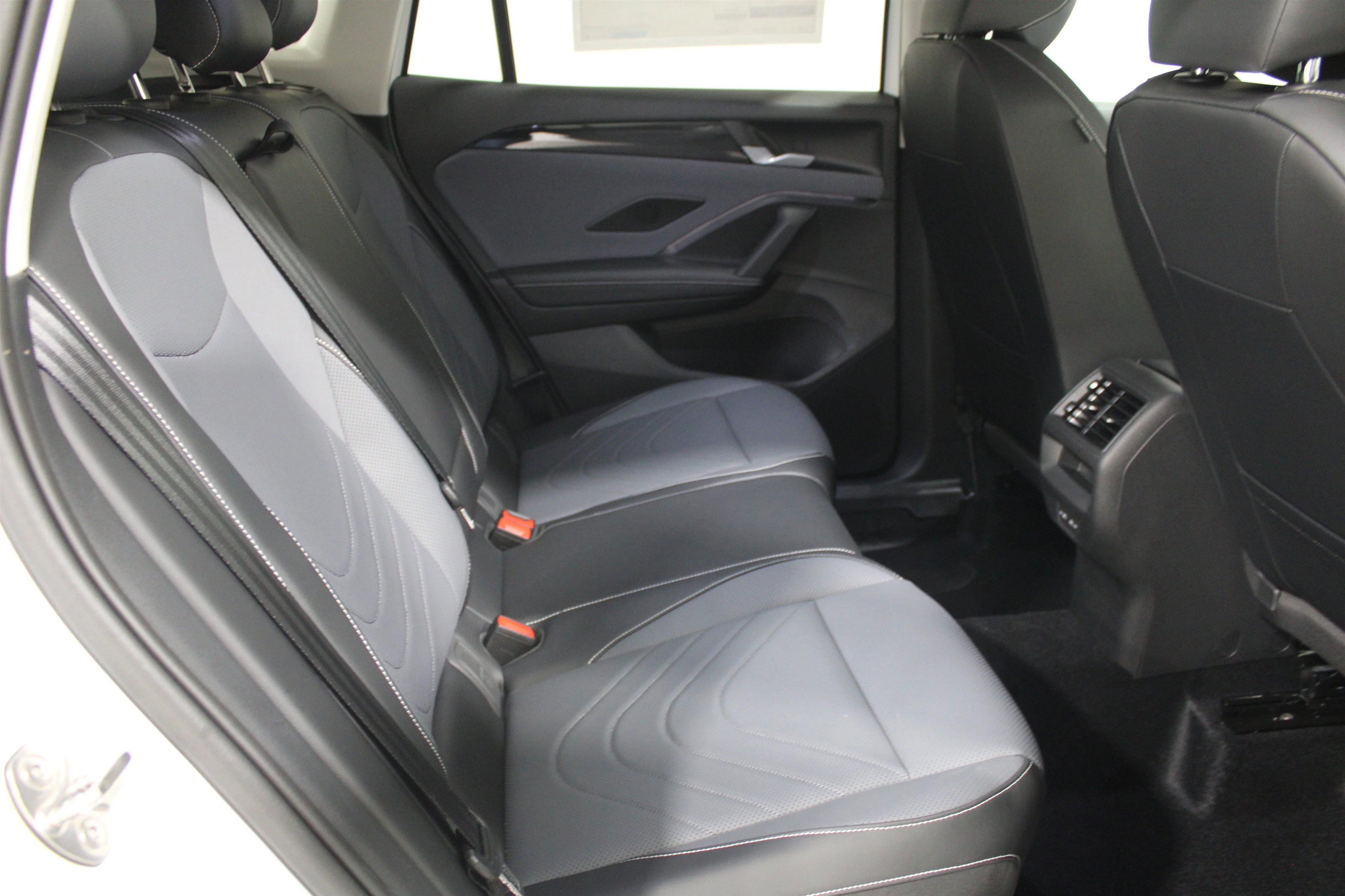 New 2026 Pure White Volkswagen SE image 22