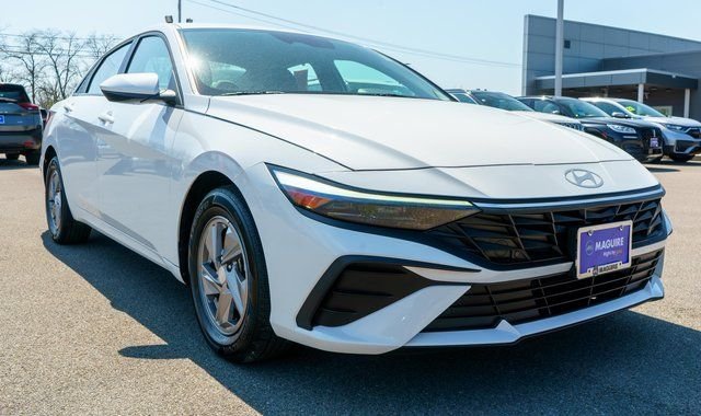 Used 2024 White Hyundai SE image 4