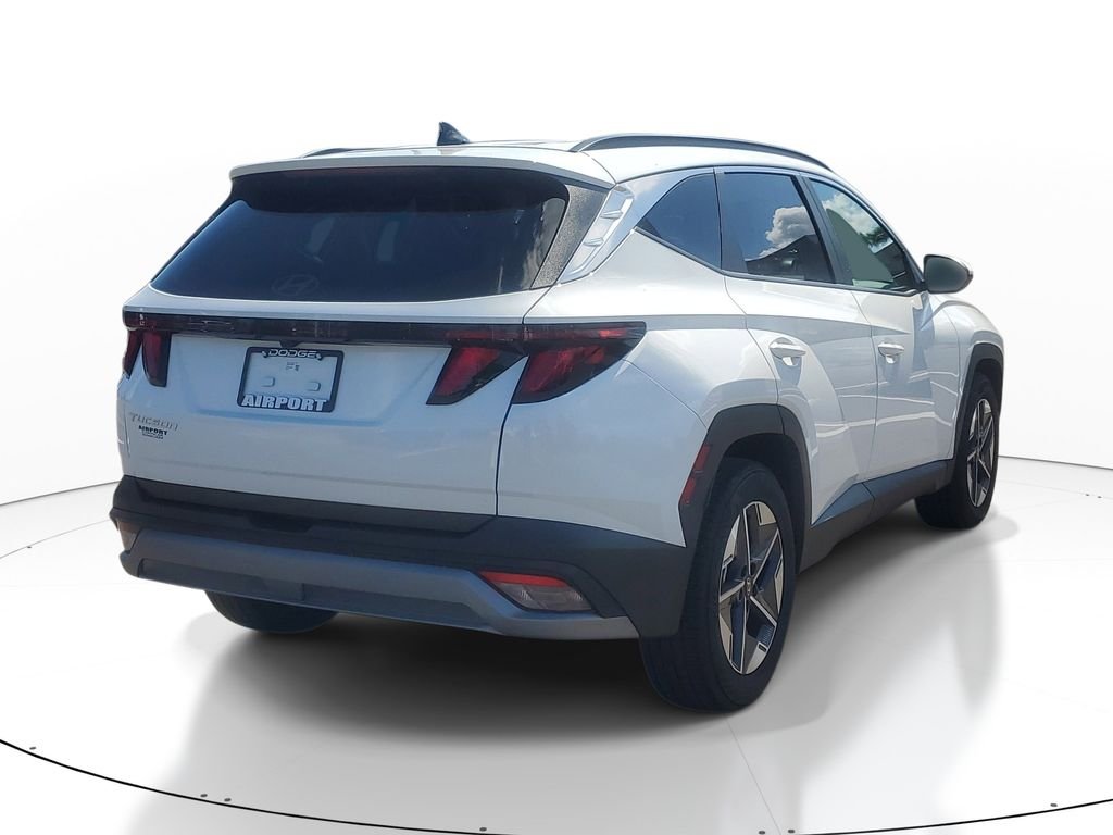 Used 2025 White Hyundai SEL image 4