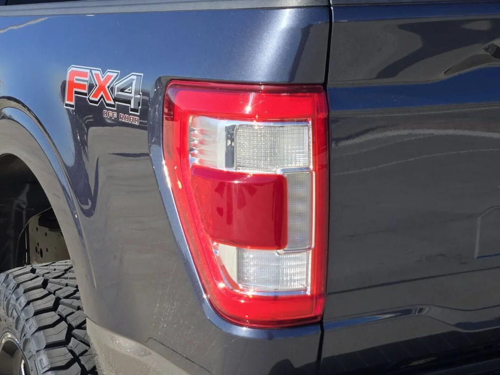 Used 2021  Ford Lariat image 6