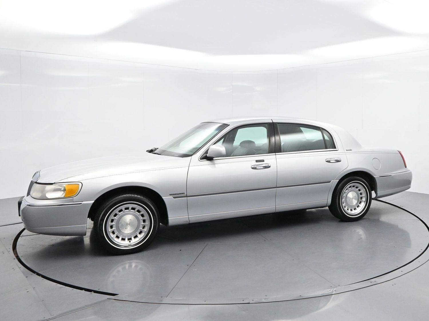 Used 2000  Lincoln Executive image 4