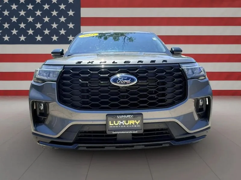 Used 2025 Gray Ford ST-Line Sport Utility 4D image 3