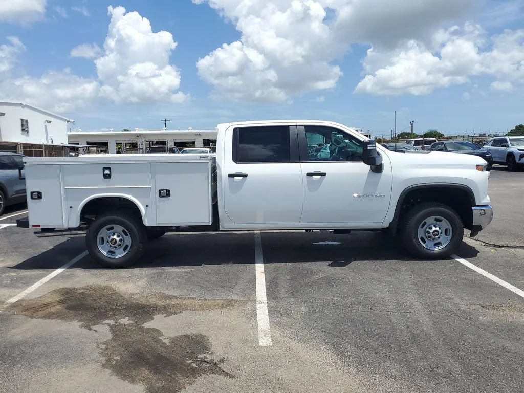 New 2026 Summit White Chevrolet WT image 10