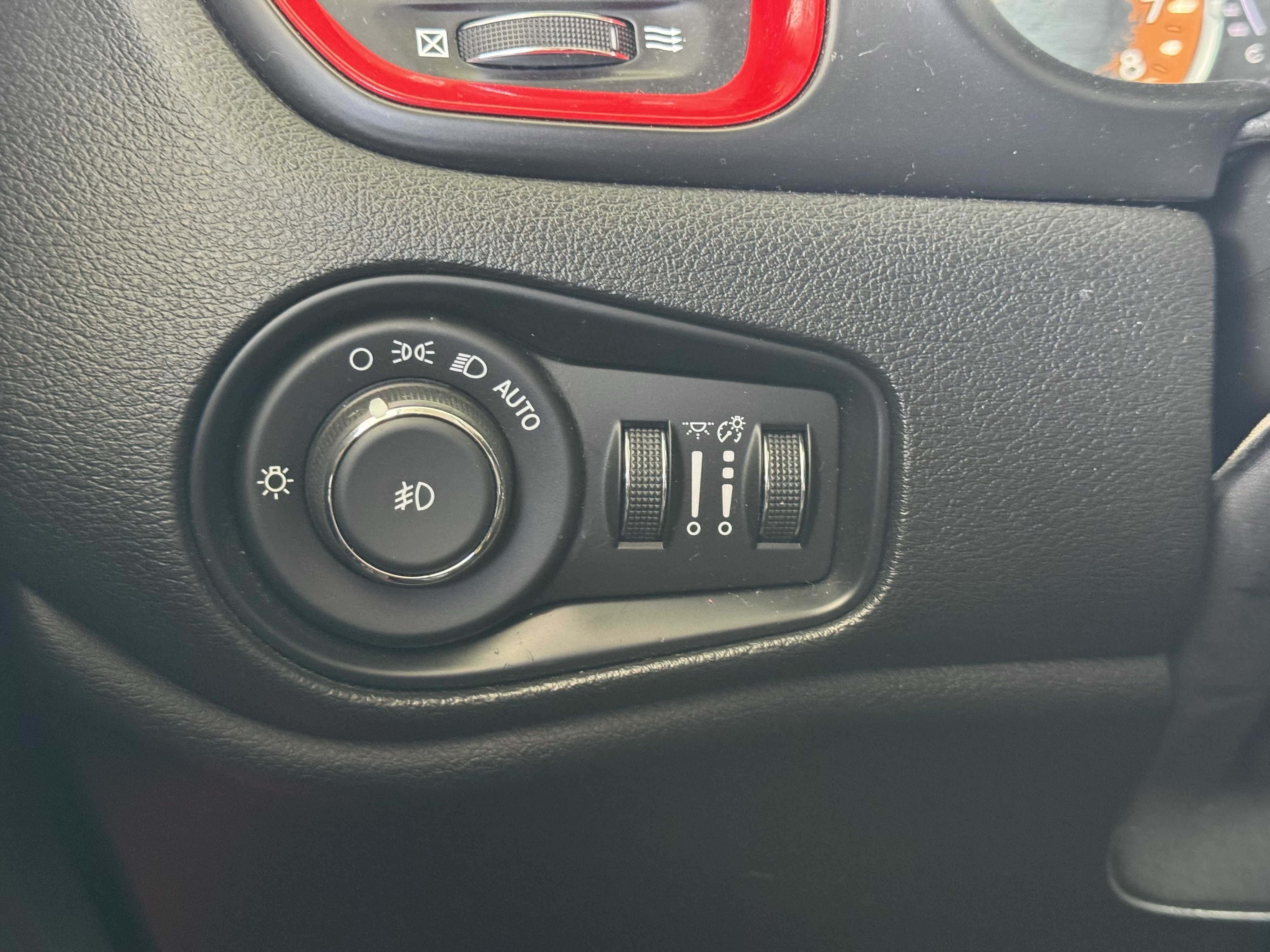 Used 2017 Gray Jeep Latitude 4x4 image 31