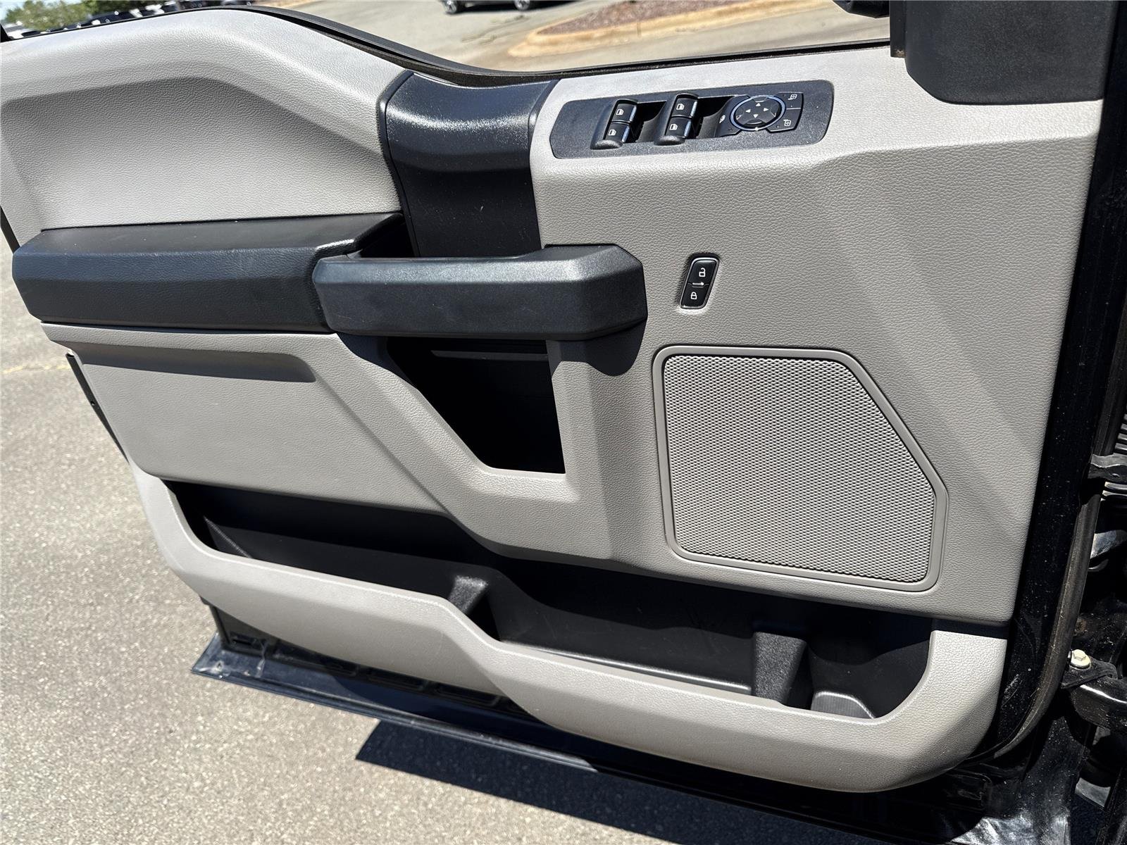 Used 2016  Ford XL image 11