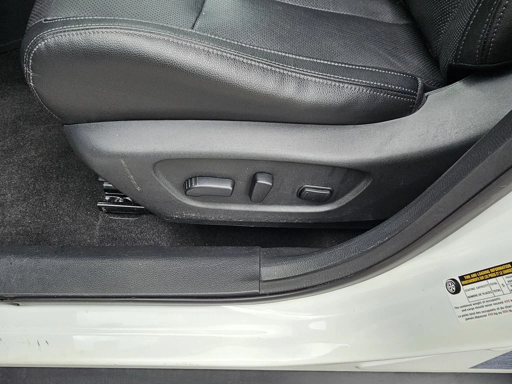 Used 2020 White Nissan SL image 19