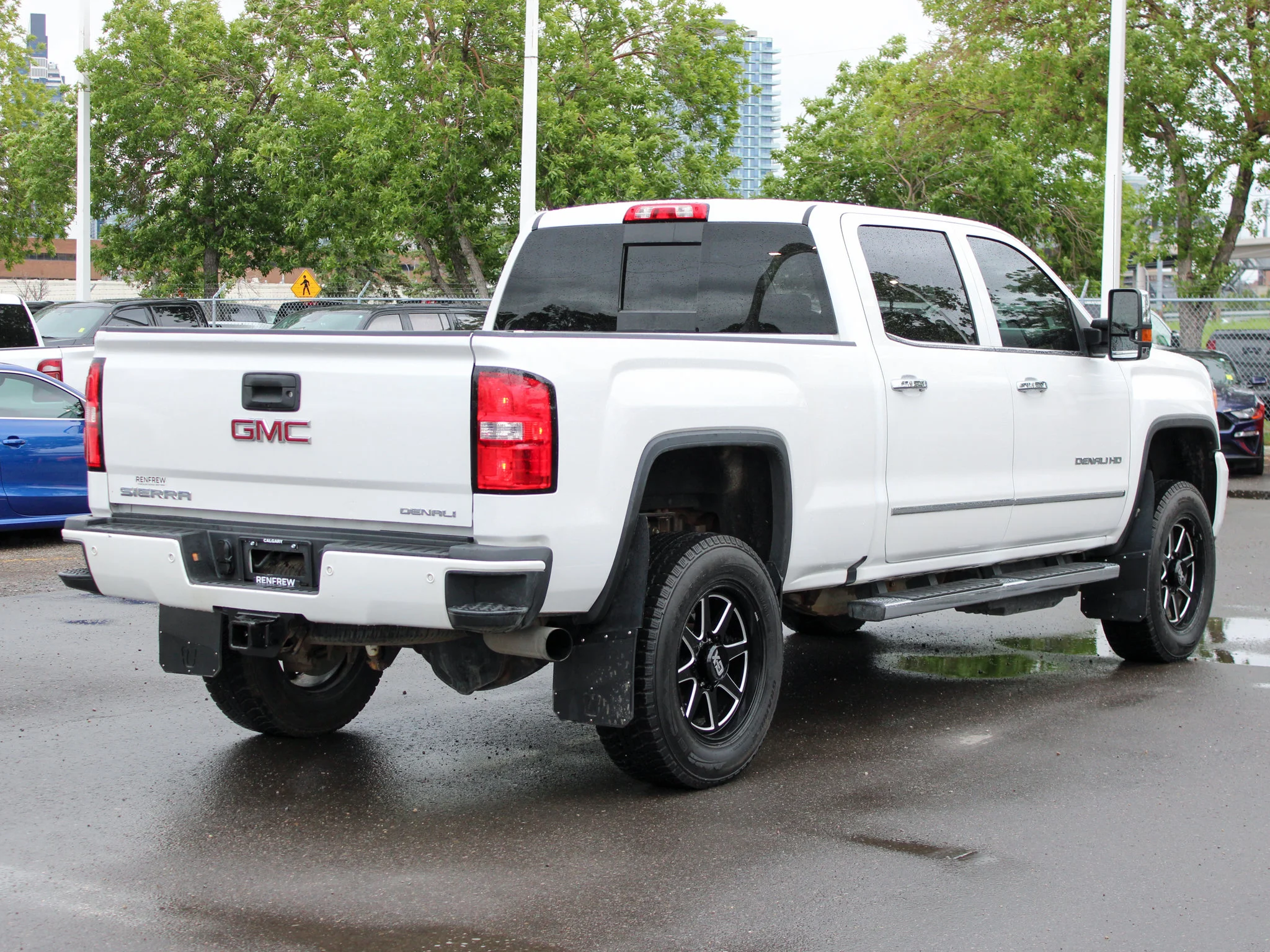 Used 2019 White GMC Denali * Diesel | 5th Wheel/Gooseneck Prep | Heated/Vented Leather | Sunroof | Remote Start image 16