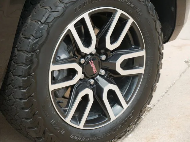 2022 GMC Yukon AT4 - Photo 9