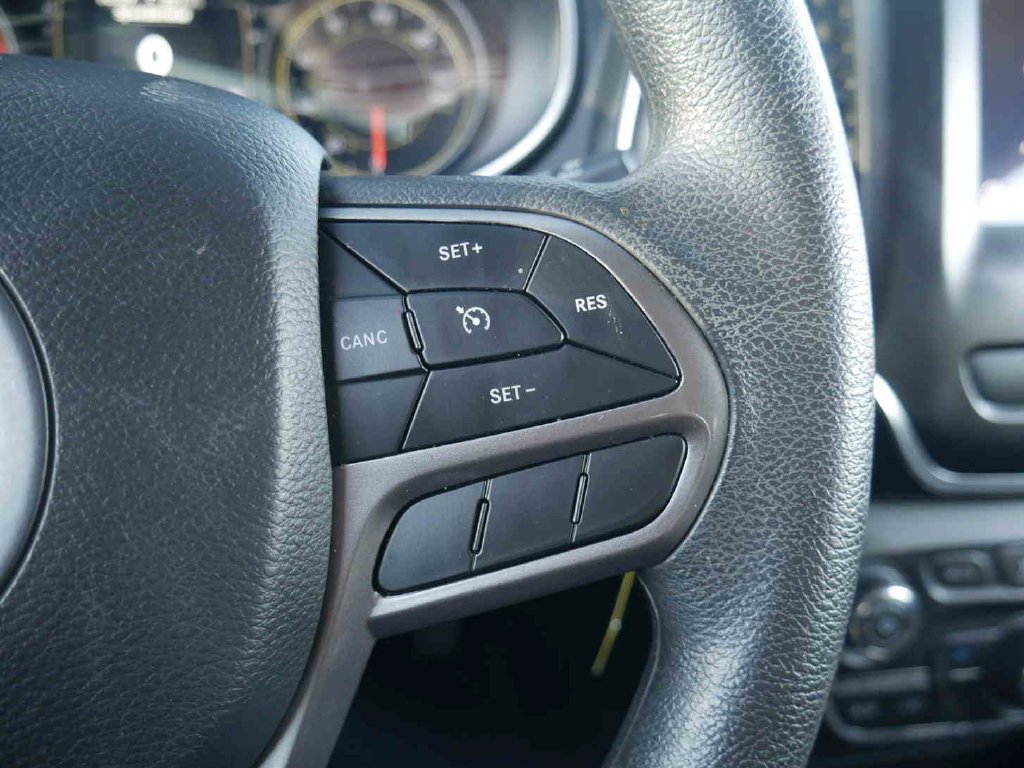 Used 2021 Silver Jeep Latitude image 31