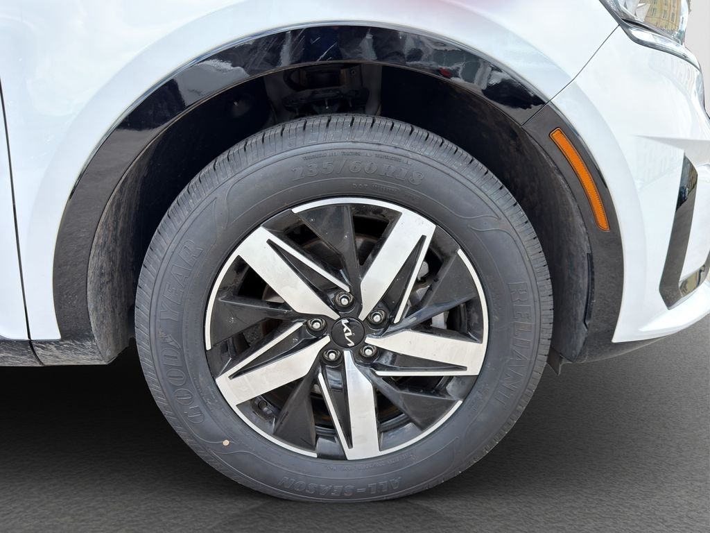 Used 2023 White Kia S image 19