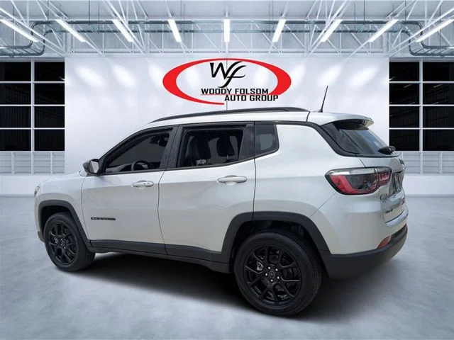 New 2026 Silver Zynith Metallic Clear-Coat Exterior Paint Jeep Latitude image 5