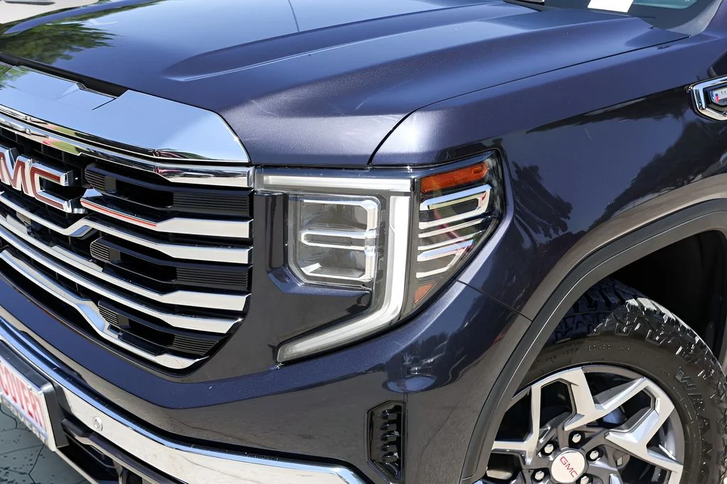 Used 2023 Silver GMC SLT image 3