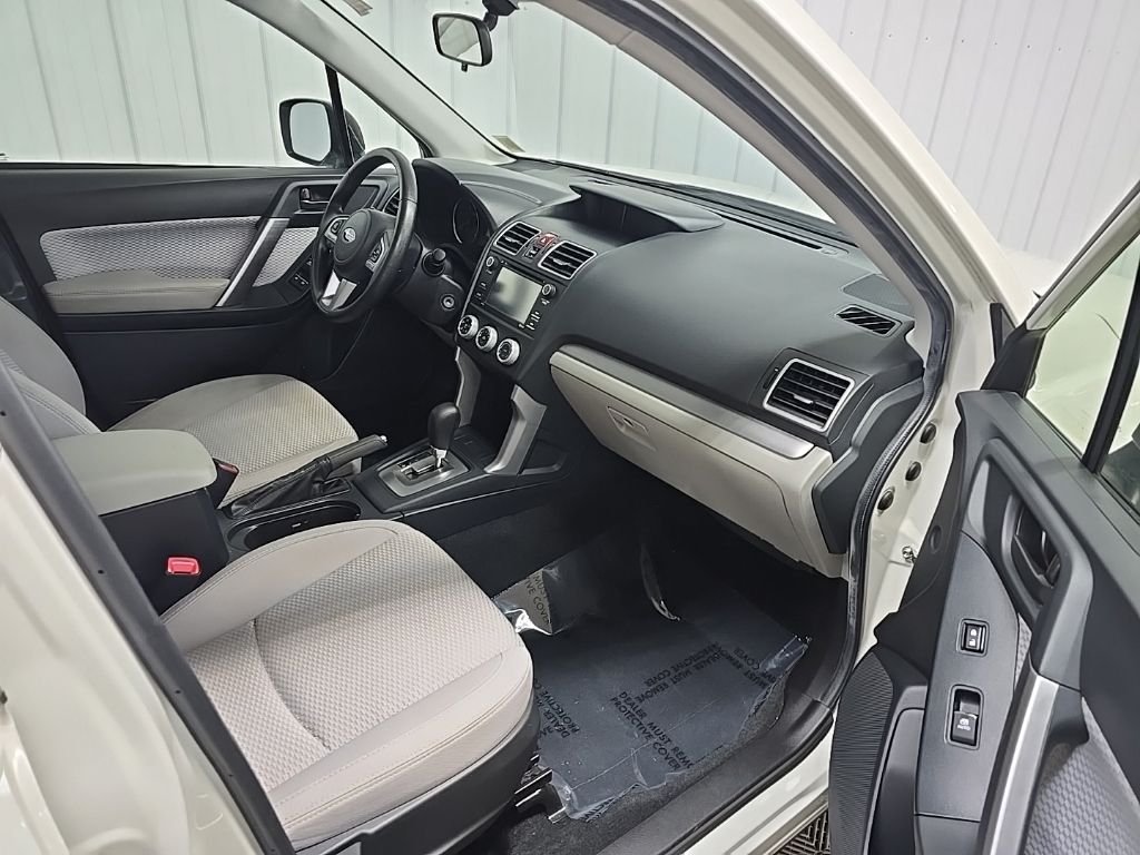 Used 2018 White Subaru 2.5i image 17