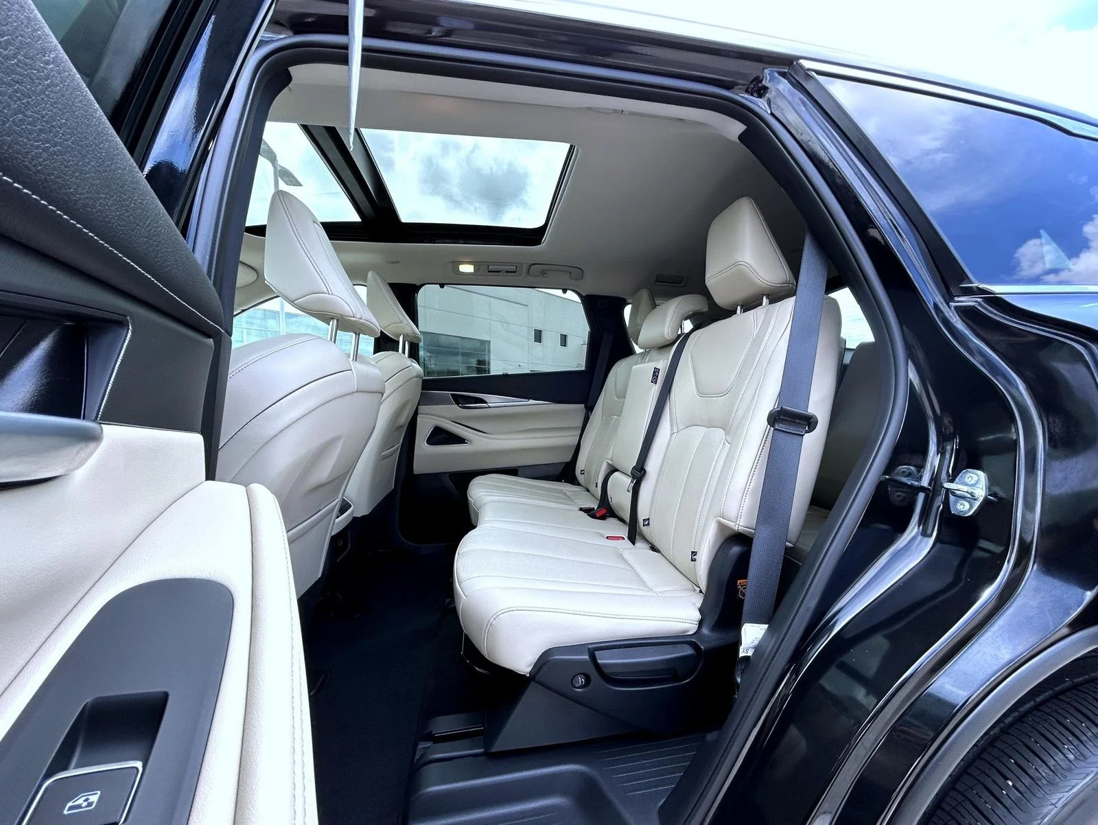 Used 2025 Black INFINITI LUXE image 21