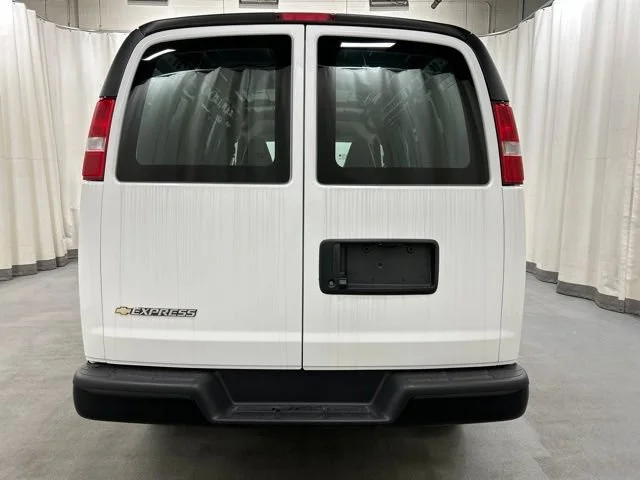 New 2026 Summit White Chevrolet WT image 16