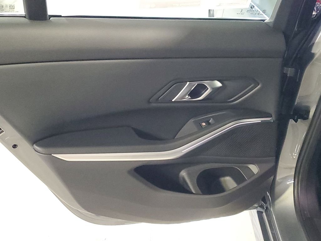 2025 BMW 3 Series 330i - Photo 9