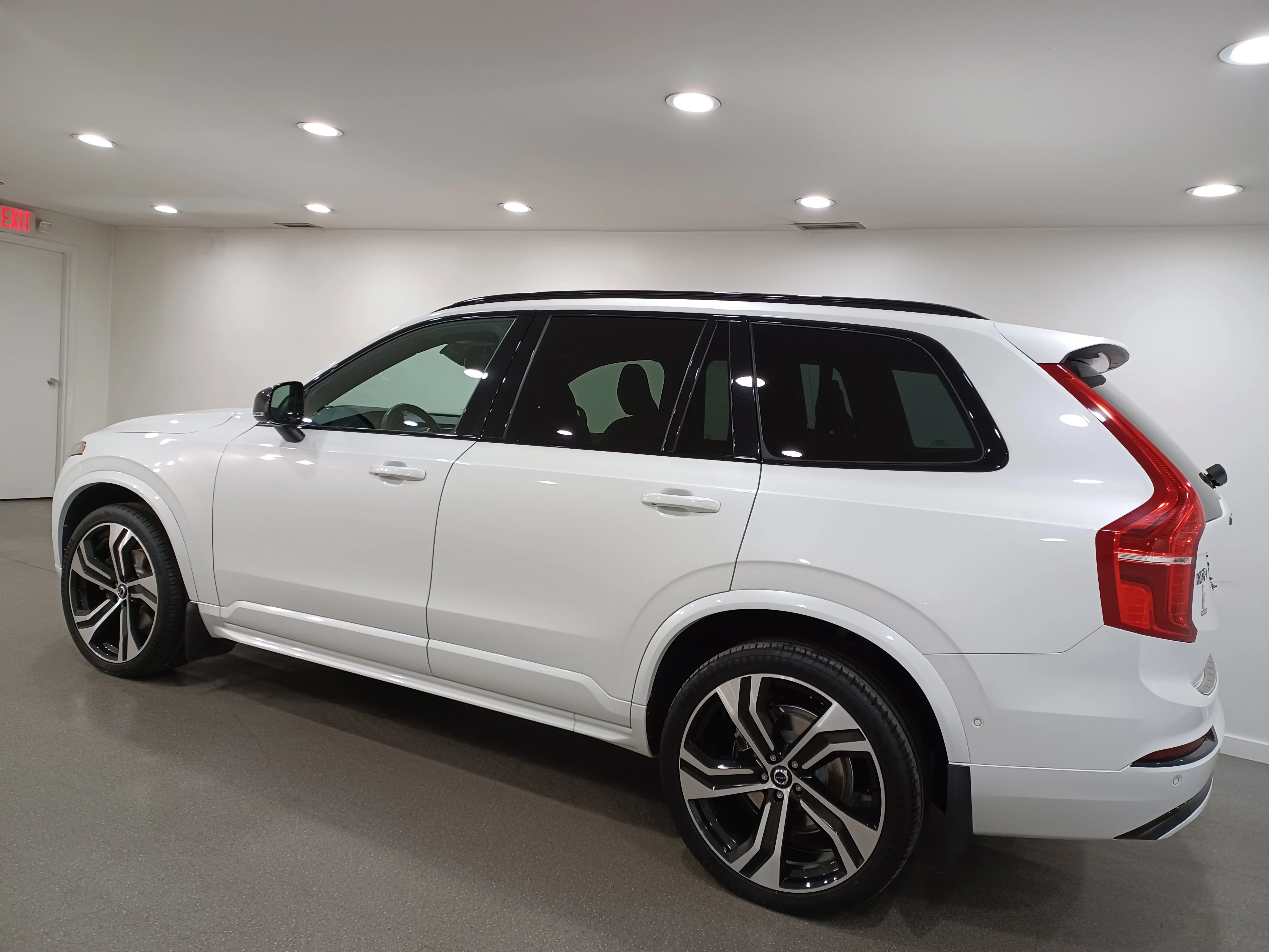 Certified Used 2022 Ice White Volvo T6 R-Design* 7 Pass | Adaptive Cruise | Heads Up Dsp | Nav | 360 Cam | Pano Roof | Htd Wheel image 7