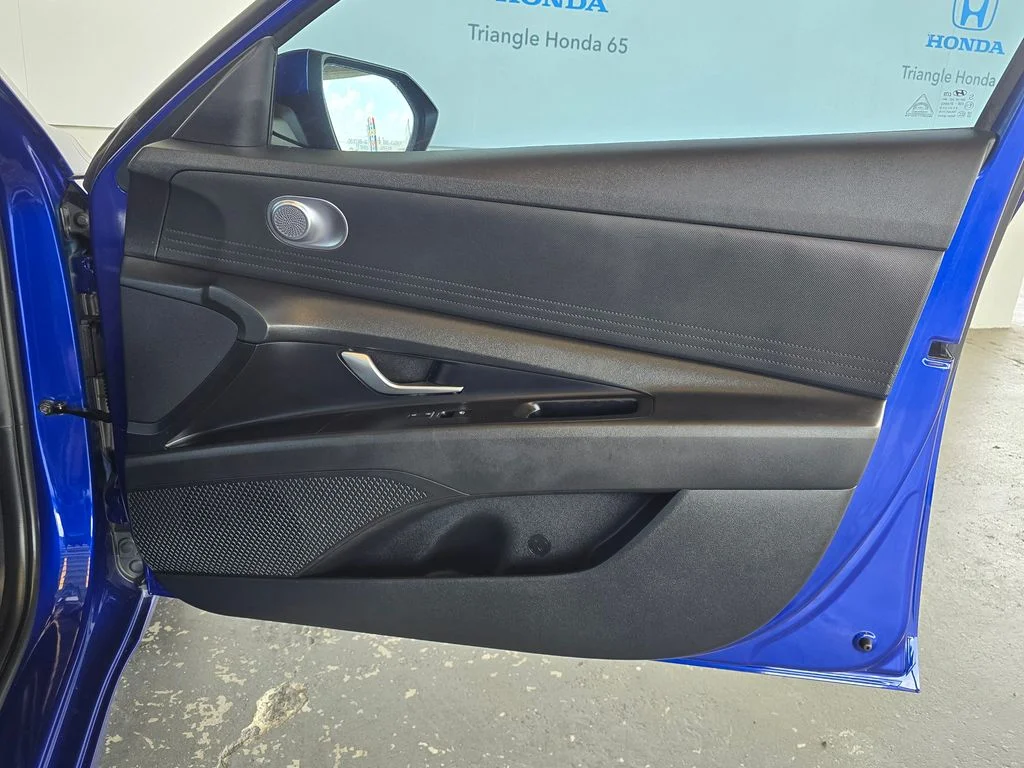 Used 2021 Blue Hyundai SE image 25