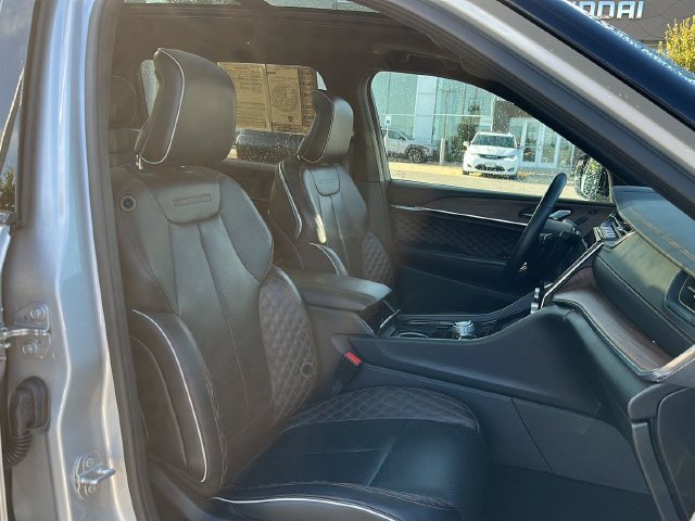 Used 2025  Jeep Summit image 45
