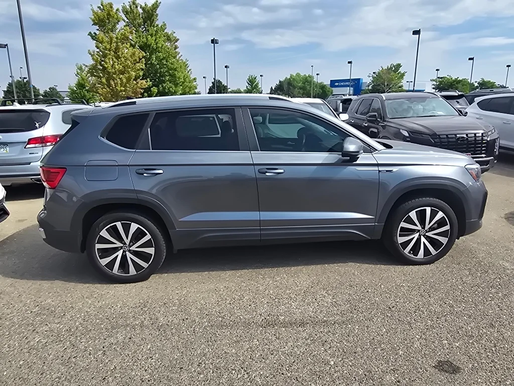 Used 2022 Platinum Gray Metallic Volkswagen SE image 7