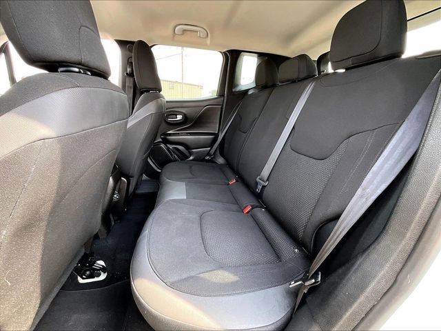 Used 2020 Alpine White Clea Jeep Altitude image 15
