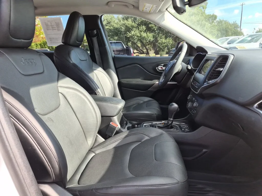 Used 2021 White Jeep Latitude Lux image 34