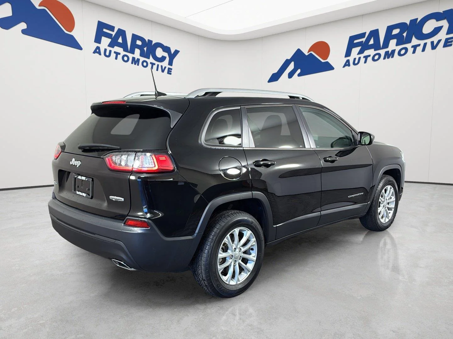 Used 2020 Diamond Black Crystal Pearlcoat Jeep Latitude image 5