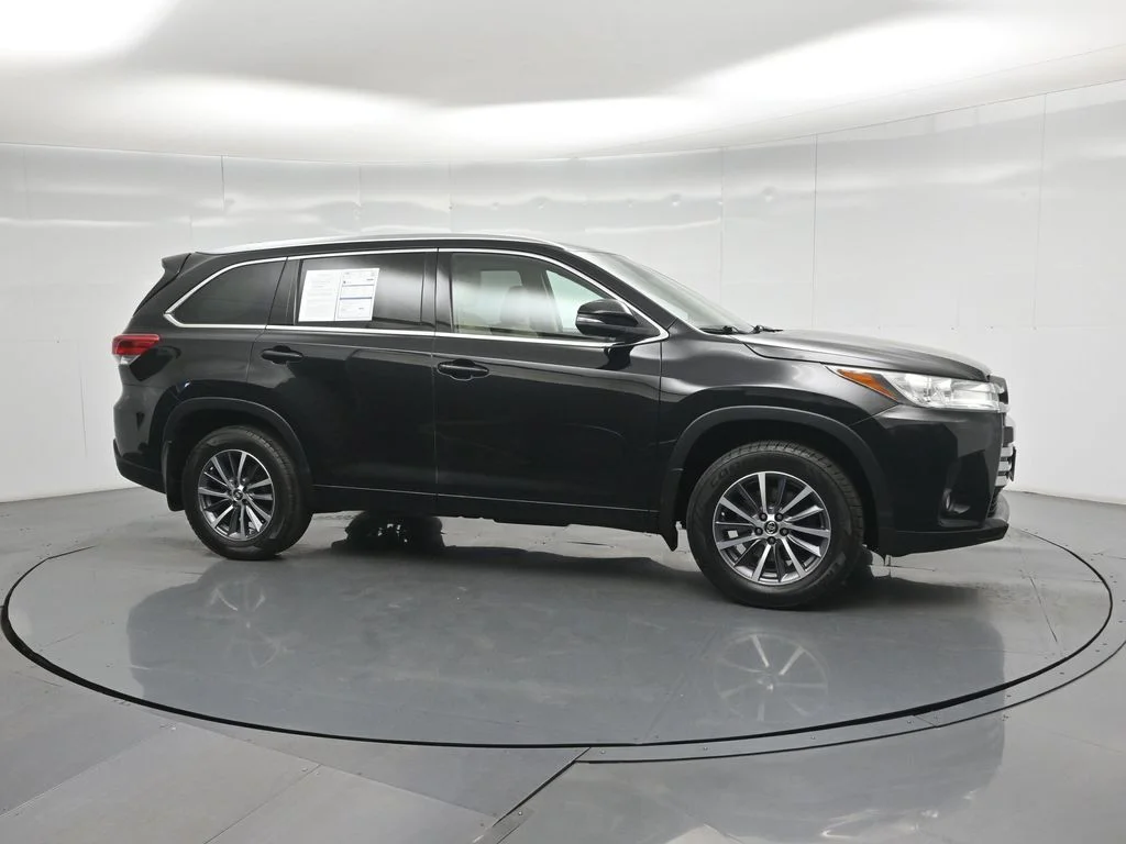 Used 2018 Black Toyota XLE image 27