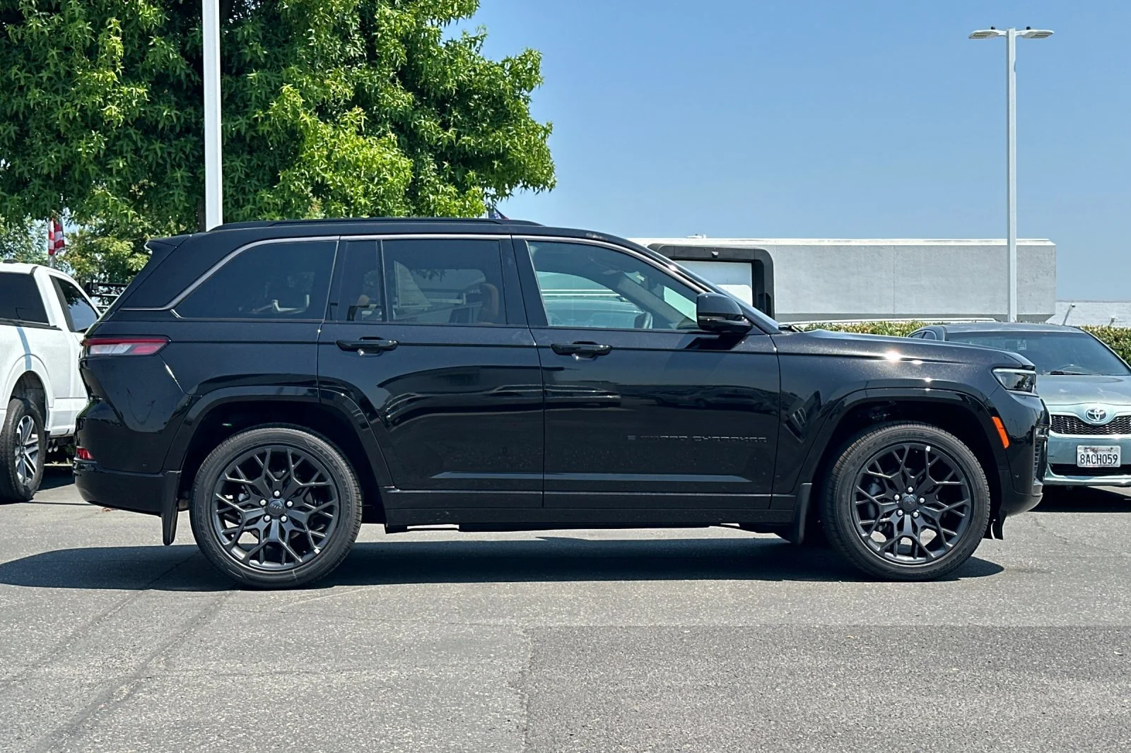 New 2026 Diamond Black Crystal Pearl-Coat Exterior Paint Jeep Summit image 3