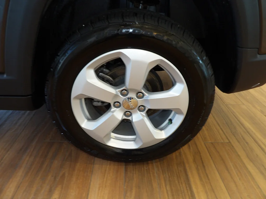 Used 2021 Granite Crystal Metallic Clear Coat Jeep Latitude image 9