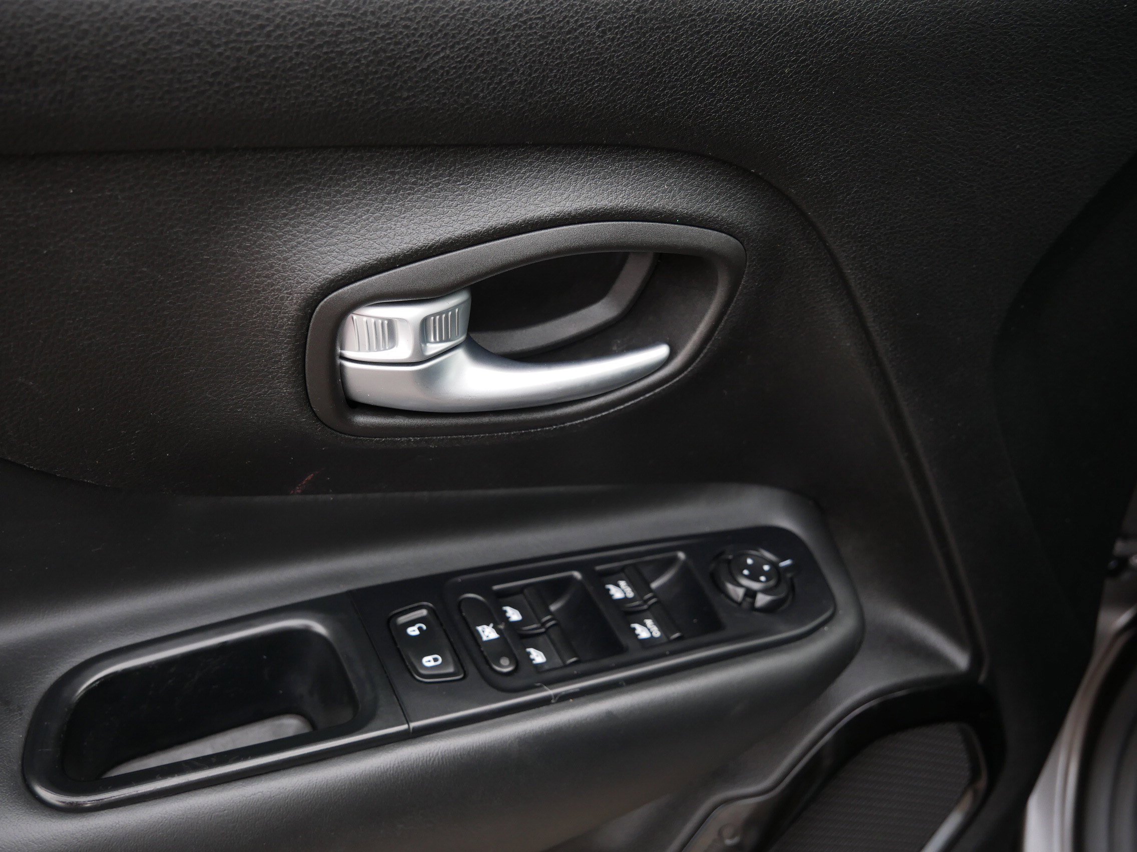 Used 2018 Granite Crystal Metallic Clearcoat Jeep Altitude image 20