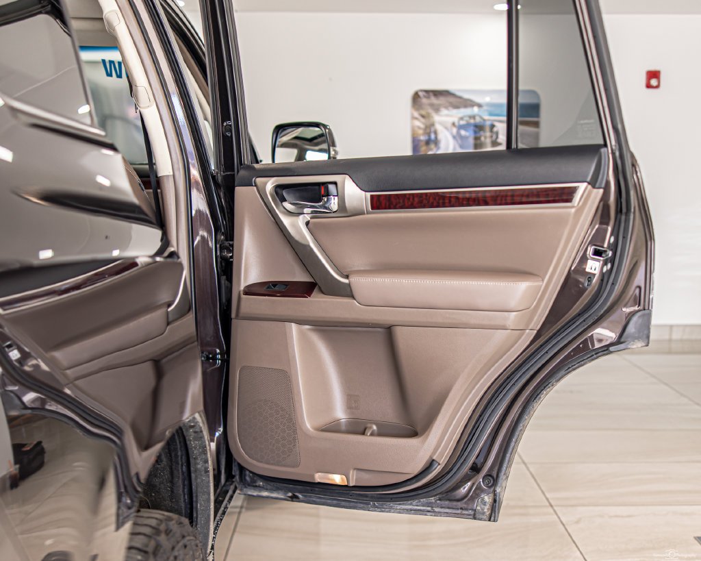 Used 2018 Red Lexus 460 image 40