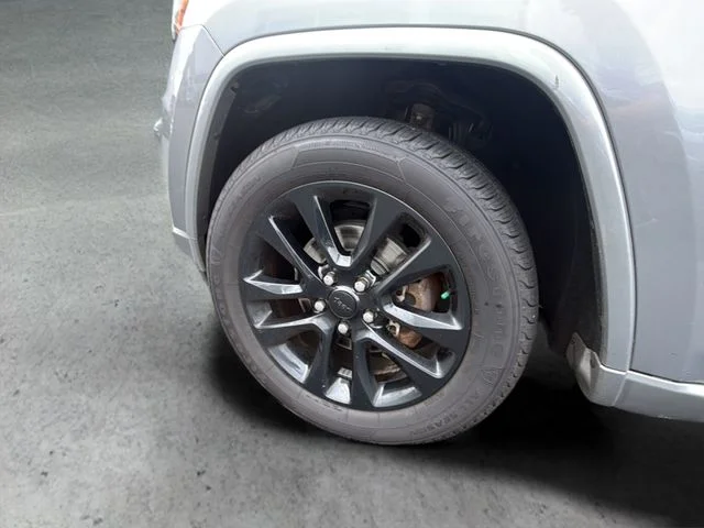 Certified Used 2020 Silver Jeep Altitude image 26