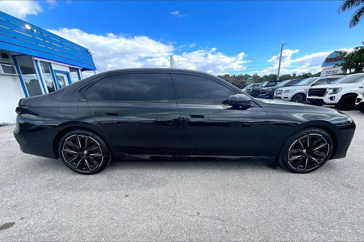 Used 2024  BMW xDrive image 31