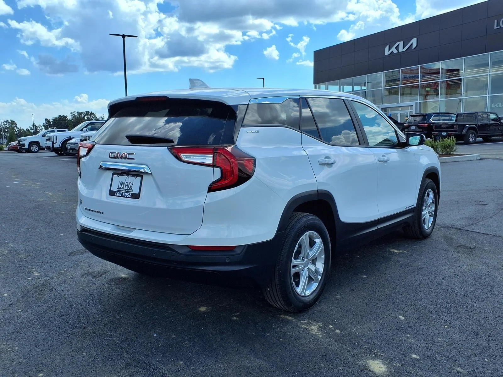 Used 2024 Summit White GMC SLE image 27