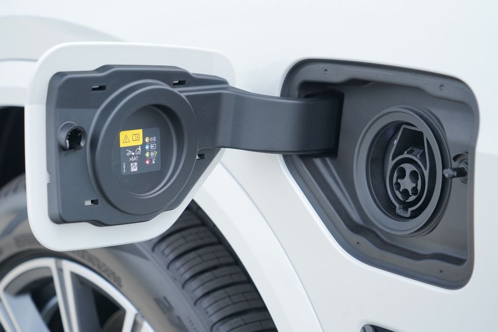 New 2026 Mineral White Metallic BMW xDrive50e image 6