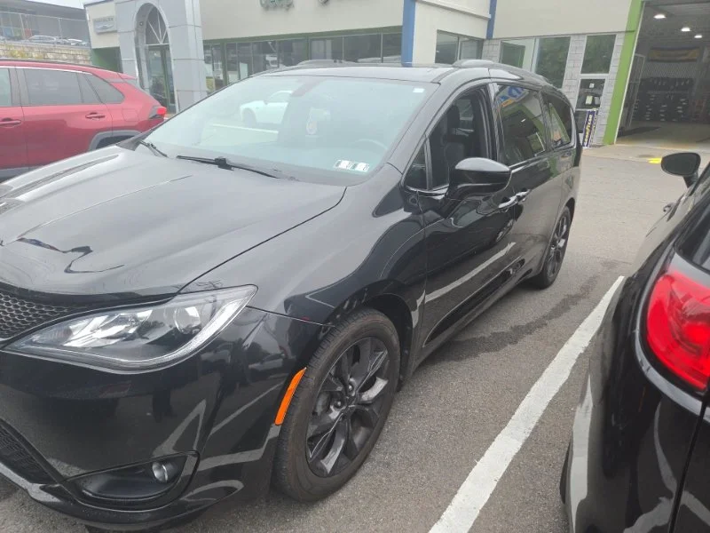 Used 2019 Black Chrysler Touring Plus image 3