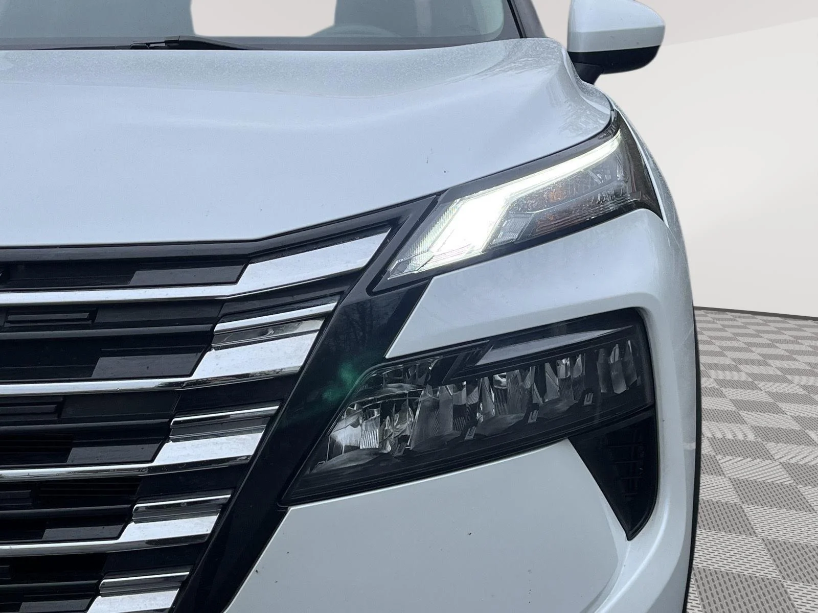 Used 2024 Everest White Pearl Nissan SV image 10