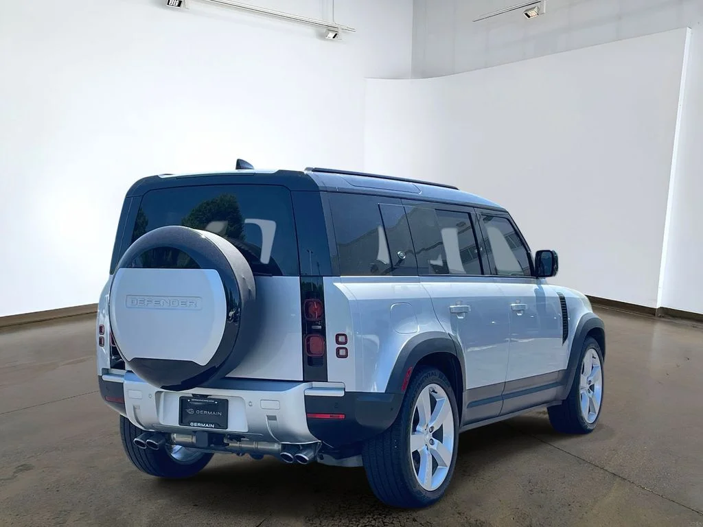 Used 2024 Hakuba Silver Metallic Land Rover SE image 4