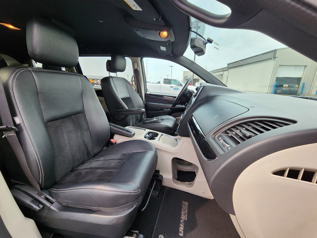 Used 2017 Black Onyx Crystal Pearlcoat Dodge SXT image 12