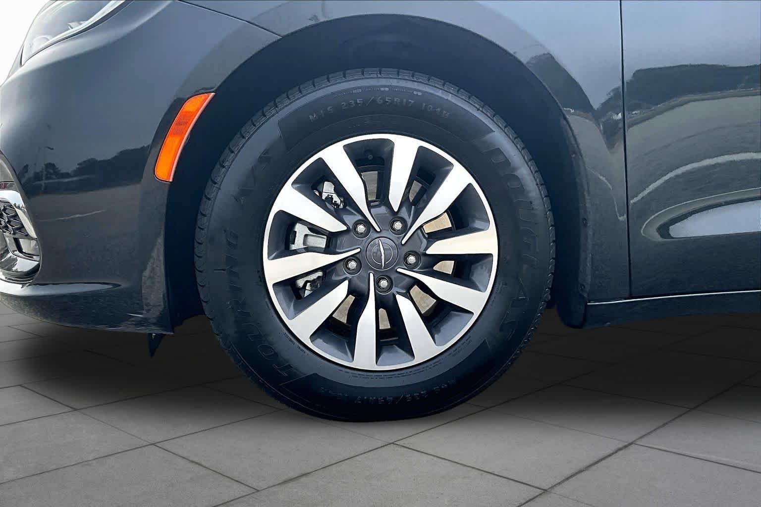 Used 2024 Brilliant Black Crystal Pearlcoat Chrysler Hybrid Select image 11