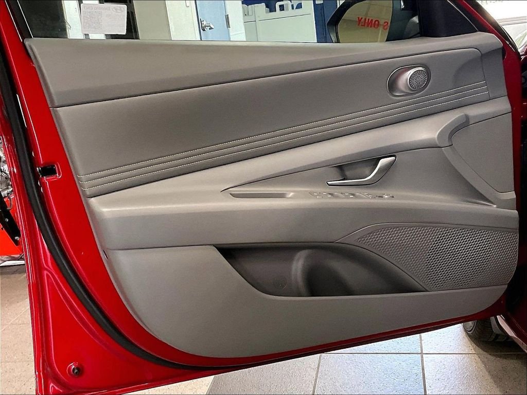 Used 2025 Red Hyundai SEL Sport image 9