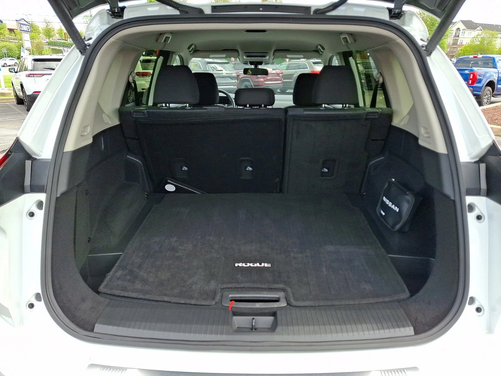 Used 2025 Everest White Pearl Nissan SV image 30