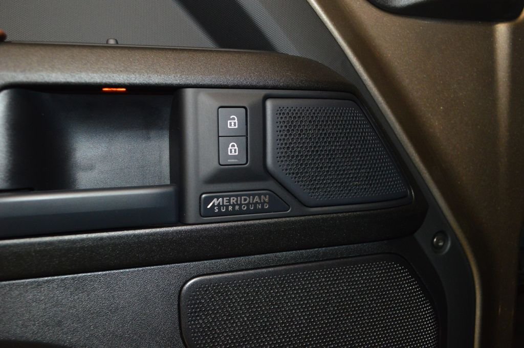 Used 2025 Gold Land Rover V8 image 19