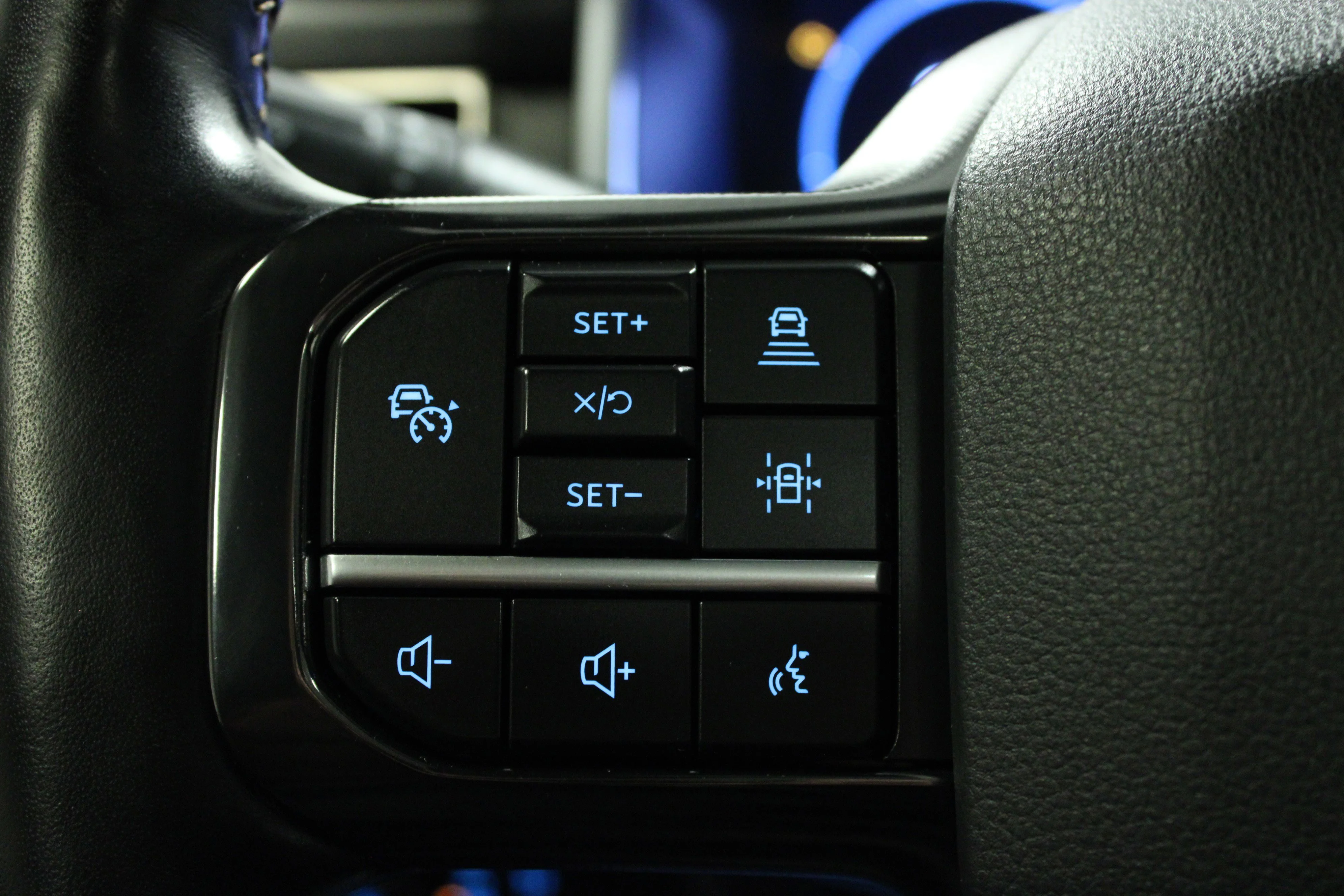 Used 2022 Black Metallic Ford Platinum image 21