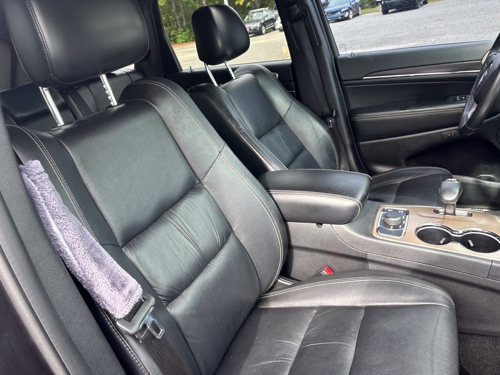 Used 2015 Black Jeep Limited image 36
