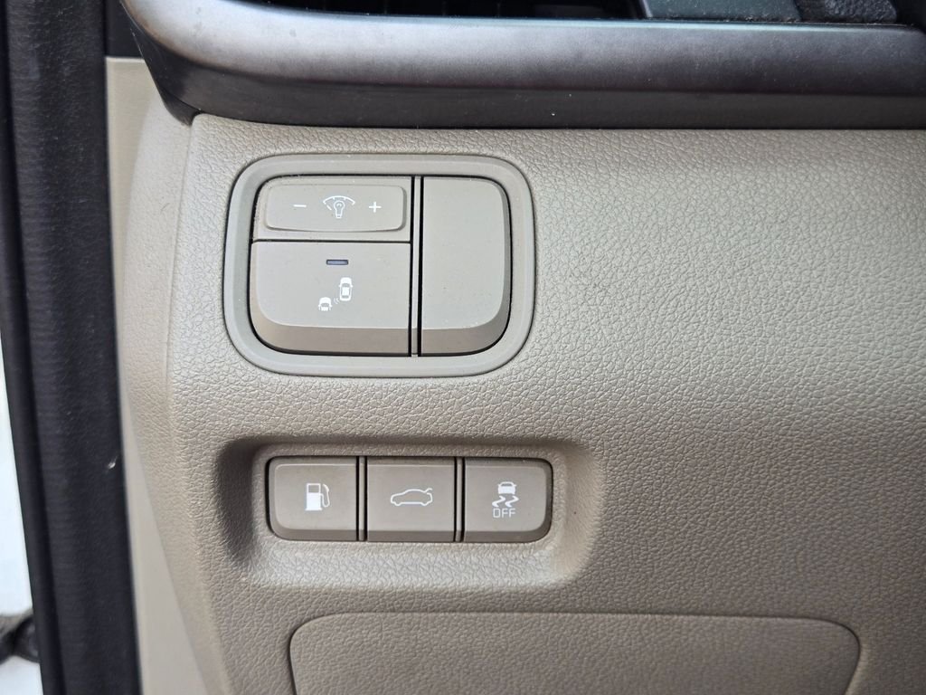 Used 2018 White Kia LX image 21